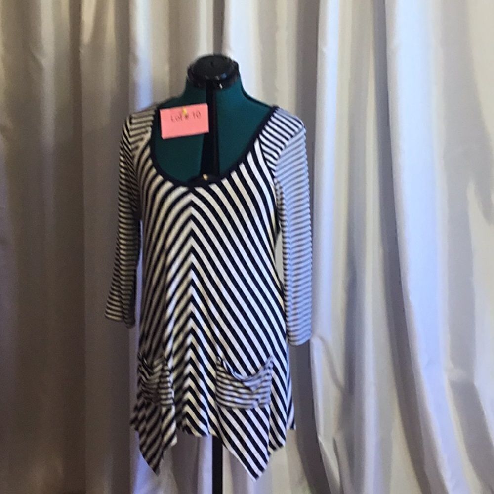 Scoop neck tunic style dress with front pockets in size medium by GRACE